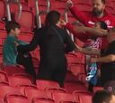 No se debe permitir: hinchas de Internacional le quitan a un niño su camiseta de Gremio