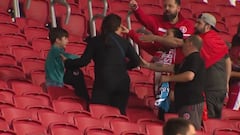 Violencia en Brasil: Hinchas del Inter le rapan camiseta a un niño