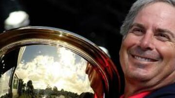 El capitán de Estados Unidos Fred Couples posa con la copa.