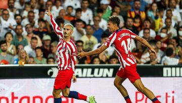 VALENCIA, SPAIN - AUGUST 29: Antoine Griezmann of Atletico de Madrid celebrates a goal with teammate during the Santander League match between Valencia CF and Atletico de Madrid at the Mestalla Stadium on August 29, 2022, in Valencia, Spain. (Photo By Ivan Terron/Europa Press via Getty Images)