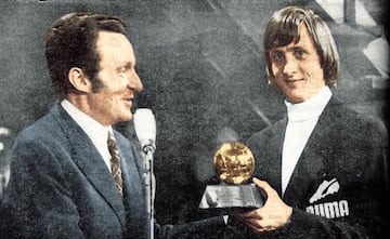 Johan Cruyff con el Bal¨®n de Oro de 1972.