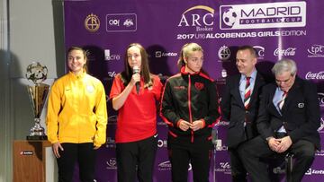 Irene López (Madrid CFF), Laura (Atlético) y Andrea (Rayo), junto a Chema Romero y Rafael López, de Royal Training Group, empresa organizadora del torneo.