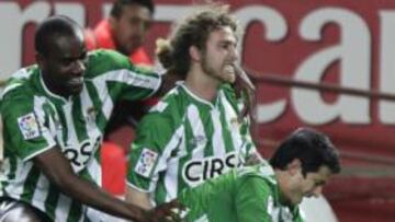 <b>UNIDOS. </b>La plantilla verdiblanca celebra el segundo tanto de Beñat en el pasado derbi.