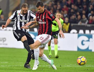 Milan (Italy), 28/10/2017.- Juventus' forward Gonzalo Higuain (L) scores the first goal of the Italian Serie A soccer match between AS Milan and Juventus FC at Giuseppe Meazza Stadium in Milan, Italy, 28 October 2017.
