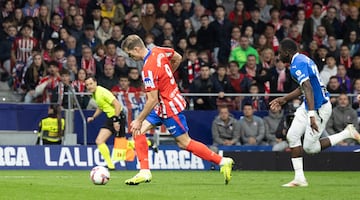 El delantero noruego del Atlético de Madrid, Alexander Sorloth, marca el 2-1 al Alavés. 