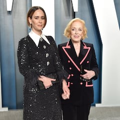 What is the age gap between Sarah Paulson and her partner Holland Taylor? How did they meet?