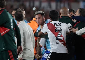 Tremenda tangana se montó en el terreno de juego tras el gol en el minuto 93 de Borja, que le daba la victoria a River. Agustín Palavecino, Ezequiel Centurión, Elias Gomez, Ezequiel Fernández, Miguel Merentiel, Nicolás Valentini y Almirón, expulsados.
