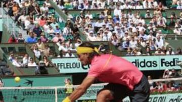 <b>EN LA RED. </b>Rafa Nadal sube a la red para devolver un golpe de Lleyton Hewitt. El español fue superior en todos los aspectos.