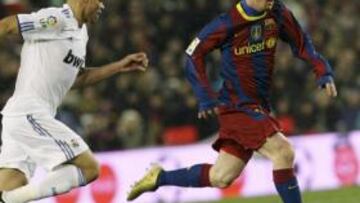 <b>PERSEGUIDO. </b>Pepe trata de robarle el balón a Messi durante el partido en el Camp Nou.