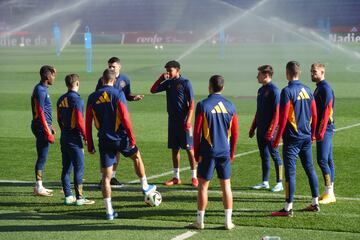 VALLADOLID (CASTILLA Y LEÓN), 18/11/2023.- Varios jugadores reunidos durante el entrenamiento de la Selección Española este sábado en el estadio José Zorrilla previo al partido del domingo 19 contra Georgia, dentro de las fases de clasificación de la Eurocopa. EFE/R.García
