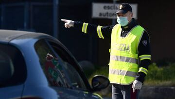 Imagen de un control de la policía italiana para evitar los desplazamientos de Semana Santa.