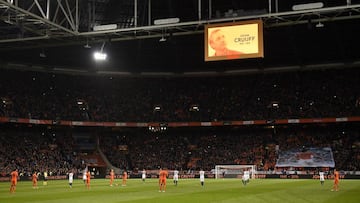 El Amsterdam Arena acogió un partido amistoso entre Holanda y Francia que sirvió como homenaje a Cruyff.