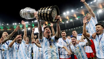 FILE PHOTO: Soccer Football - Copa America  2021 - Final - Brazil v Argentina - Estadio Maracana, Rio de Janeiro, Brazil - July 10, 2021 Argentina&#039;s Lionel Messi and teammates celebrate winning the Copa America with the trophy REUTERS/Amanda Perobell