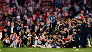 Soccer Football - LaLiga - Girona v FC Barcelona - Estadi Montilivi, Girona, Spain - May 4, 2024 Girona players and coaching staff pose for a picture after winning the match and qualifying for next season's Champions League REUTERS/Albert Gea