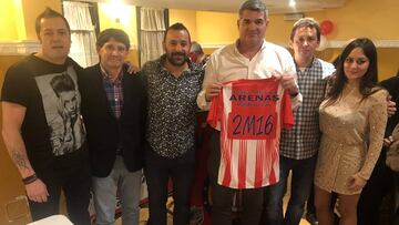 Roberto Fresnedoso junto a Pedro Delicado, presidente de la peña Arenas Valdeolivasa (derecha) y Carlos Díaz Infantes (izquierda) en el tercer aniversario de ésta.