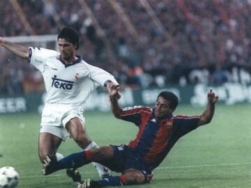 El Barcelona hace una manita al Madrid con tres goles de Romario. Además, el partido será recordado por la cola de vaca que el brasileño le hizo a Rafa Alkorta. Esos tres goles de Romario serían los únicos al Madrid.