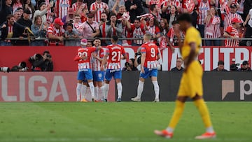 Los jugadores del Girona celebran la goleada ante el Barça y su clasificación matemática para la Champions.