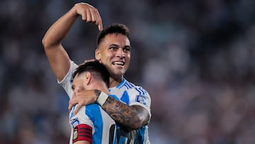 AMDEP8910. BUENOS AIRES (ARGENTINA), 15/10/2024.- Lautaro Martínez (d) de Argentina celebra su gol con Lionel Messi este martes, en un partido de las eliminatorias sudamericanas para el Mundial de 2026 entre Argentina y Bolivia, en el estadio Más Monumental en Buenos Aires (Argentina). EFE/ Luciano González