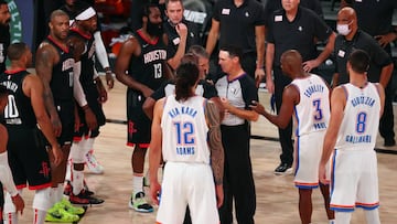 Chris Paul protestas al &aacute;rbitro durante el s&eacute;ptimo partido de la primera ronda de los playoffs de la Conferencia Oeste que ha enfrentado a Houston Rockets y a Oklahoma City Thunder