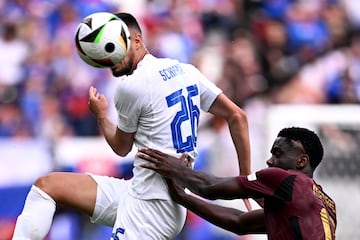 Ivan Schranz parece tener un balón por cara durante el partido entre Bélgica y Eslovaquia.