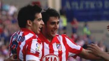 <b>CELEBRACIÓN. </b>Jurado, Salvio y Agüero festejan el primer gol del último fi chaje del Atlético. Salvio marcó sus dos primeros goles con la camiseta rojiblanca.