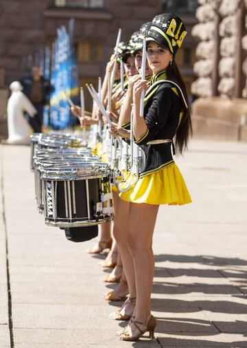 Banda musical acompañando la llegada de la copa de la Champions League a Kiev.