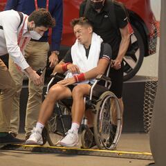 Sebastián Báez se retira en silla de ruedas por un fuerte calambre