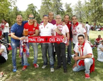 Mucha fiesta y alegría en las instalaciones de la Pradera de San Isidro donde se concentró la afición del Sevilla.