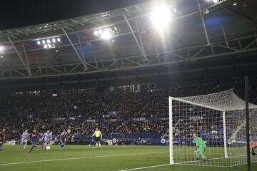 Morales anot¨® el 1-0 de penalti.