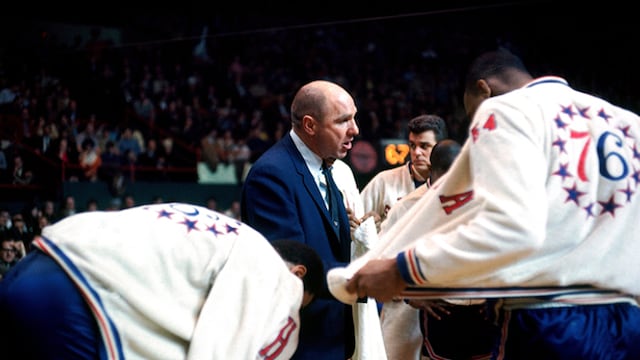 El histórico Alex Hannum, en su tramo como entrenador de los Sixers.