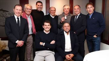 Carlo Ancelott recibe la insignia de la Asociaci&oacute;n de Exjugadores del Real Madrid. En la imagen, el t&eacute;cnico italiano posa junto a Emilio Butrague&ntilde;o, Santillana, Fernando Hierro, Pirri, Isidoro San Jos&eacute;, Mart&iacute;n V&aacute;z