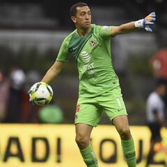 Marchesín bromea con reportero durante el juego contra Tigres