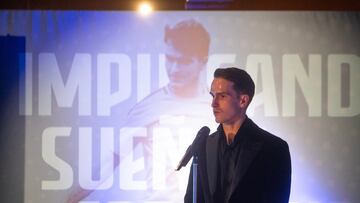 Denis Suárez durante el acto de presentación de la fundación que lleva su nombre.