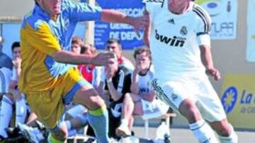 Bueno intenta escaparse del marcaje de un defensor del Pájara