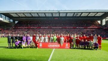 Las leyendas del Liverpool y el Real Madrid se enfrentaron ante miles de espectadores en el estadio de Anfield.