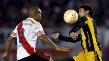 Carlos Sanchez y Julian Benitez pugnan por un balón en el partido de ida.