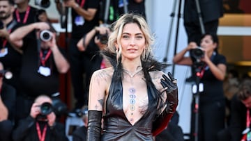 Paris Jackson asiste a la alfombra roja de "Frankenstein" durante el 82.º Festival Internacional de Cine de Venecia.