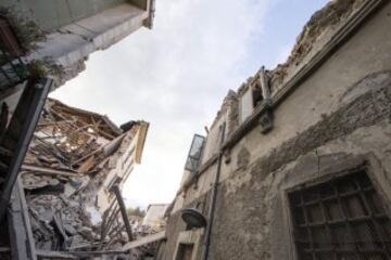 ITA01 AMATRICE (ITALIA) 24/08/2016.- Vista general de varias casas destruidas en Amatrice, en el centro de Italia, hoy, 24 de agosto de 2016. Al menos 19 personas han fallecido y hay decenas de heridos tras el terremoto de 6 grados en la escala Richter que ha sacudido el centro de Italia esta madrugada, según informó la televisión pública RAI. EFE/Massimo Percossi