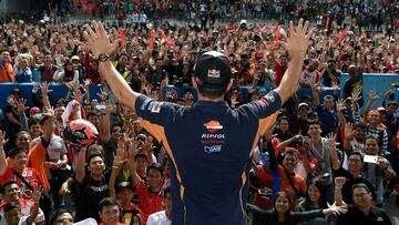 Márquez ante los miles de aficionados indonesios que le acompañaron en el circuito de Sentul.