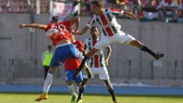 Farías en acción contra Castillo en el duelo ante la UC.