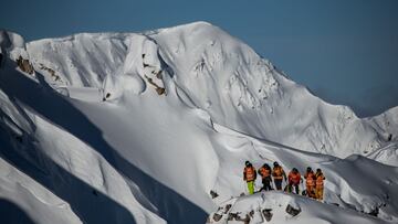 Varios esquiadores mirando la cara de Kicking Horse, Golden BC, Canad&aacute;, donde se celebra una prueba del Freeride World Tour (FWT). 