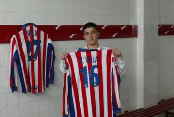 Dos años en el filial y debutó en el primer equipo sportinguista en la última jornada de la temporada 2000/01 al entrar en el minuto 60 contra el Córdoba en El Molinón.