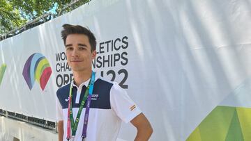 El atleta español Mario García Romo posa durante una entrevista con AS en los Mundiales de Atletismo de Eugene.