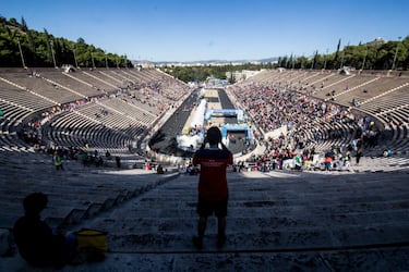 Filípides se dejó la vida para anunciar la victoria en la batalla de Maratón ante los persas. En su honor se corre esta prueba, para la que hay que madrugar mucho. Un autobús lleva a los participantes al estadio de Maratón, donde es tradición recibir ramos y coronas de laurel. El recorrido es rompepiernas con sube y baja constante, hasta llegar al Estadio Panathinaikó de Atenas (único del mundo construido íntegramente de mármol blanco), donde se celebraron los primeros JJ OO de la era moderna. La UNESCO apoya esta competición, como evento deportivo, histórico y cultural. No es extraño correr junto a atletas locales disfrazados de hoplita (soldado ateniense), incluso con su escudo y espada. En 2010 se celebró el 2.500 aniversario de la Maratón Clásica de Atenas. No es masivo, lo que propicia aún más que el atleta se sienta un héroe al llegar a meta.