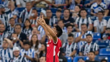 AME4788. MONTERREY (MÉXICO), 31/08/2024.- Jesus Gallardo de Toluca celebra un gol ante Rayados este sábado durante un partido correspondiente a la jornada 6 del Torneo Apertura 2024 celebrado en el estadio BBVA de la ciudad de Monterrey (México). EFE/ Miguel Sierra