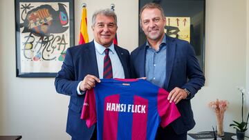 GRAFCAT4935. BARCELONA, 29/05/2024.- El alem芍n Hans-Dieter Flick (d) junto al presidente del FC Barcelona, Joan Laporta, tras firmar su contrato como nuevo entrenador del Barcelona para las dos pr車ximas temporadas, hasta junio de 2026. EFE/German Parga/FC Barcelona S?LO USO EDITORIAL/SOLO USO PERMITIDO PARA ILUSTRAR LA NOTICIA QUE APARECE EN EL PIE DE FOTO (CR?DITO OBLIGATORIO)