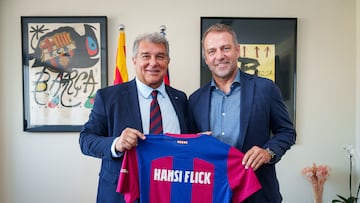 GRAFCAT4935. BARCELONA, 29/05/2024.- El alemán Hans-Dieter Flick (d) junto al presidente del FC Barcelona, Joan Laporta, tras firmar su contrato como nuevo entrenador del Barcelona para las dos próximas temporadas, hasta junio de 2026. EFE/German Parga/FC Barcelona SÓLO USO EDITORIAL/SOLO USO PERMITIDO PARA ILUSTRAR LA NOTICIA QUE APARECE EN EL PIE DE FOTO (CRÉDITO OBLIGATORIO)