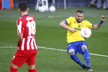 Álvaro Negredo aprovecha un balón muerto para colocar un disparo preciso al palo largo, lejos del alcance de Oblak.