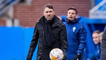 Eduardo Coudet sostiene el bal&oacute;n durante el partido disputado contra el Alav&eacute;s en Mendizorroza.