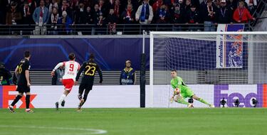 Xavi Simons dispara desde el borde del área y el portero ucraniano desvía un complicado balón a bote pronto.